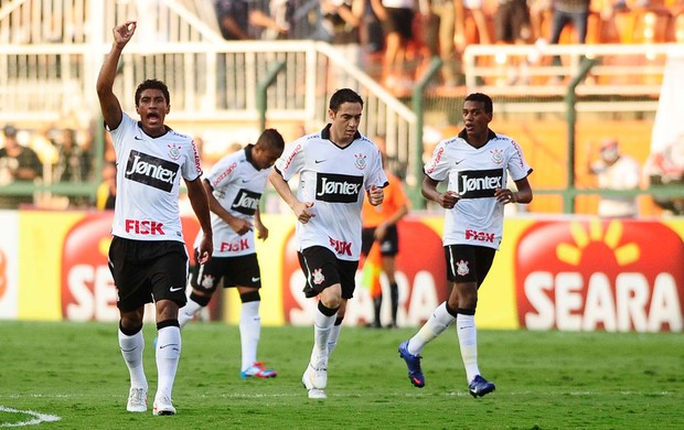 Paulinho gol Corinthians (Foto: Marcos Ribolli / Globoesporte.com)