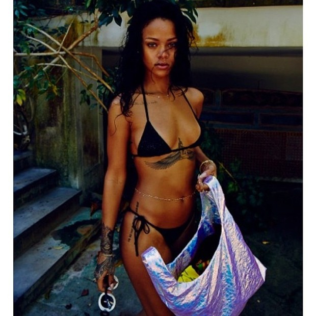 Rihanna posa de biquíni (Foto: Instagram/ Reprodução)