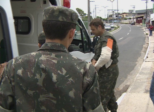 Um dos militares ficou com o braço ferido e foi encaminhado a uma unidade do Samu (Foto: Reprodução/TV Amazonas)