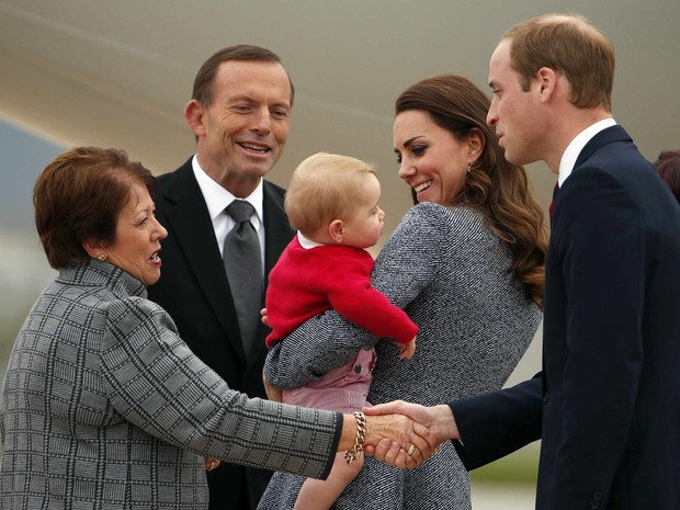 Príncipe William e Kate Middleton com o filho, George, deixam Canberra, na Austrália (Foto: Phil Noble/ Reuters)