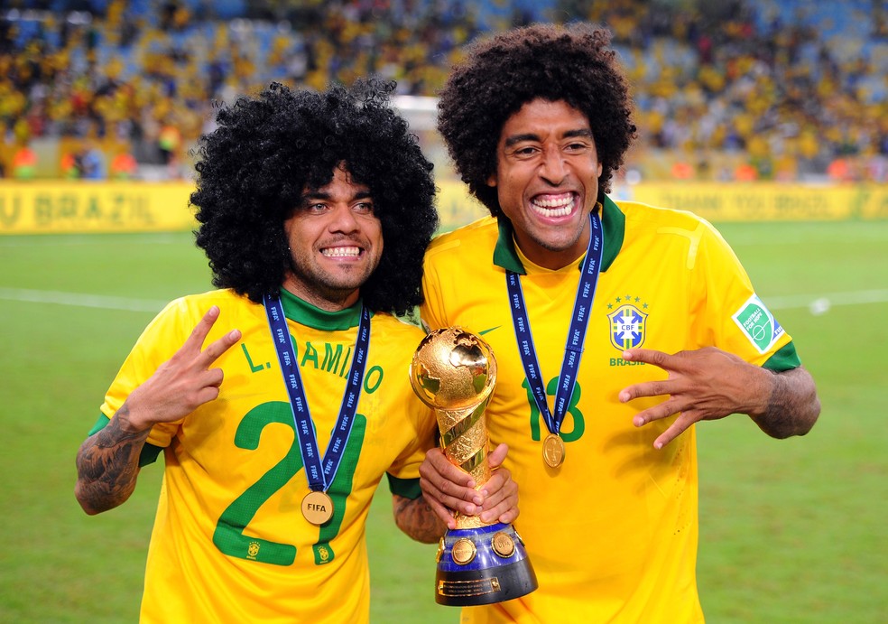 Daniel Alves com a taça da Copa das Confederações de 2013, ao lado do zagueiro Dante (Foto: Getty Images)