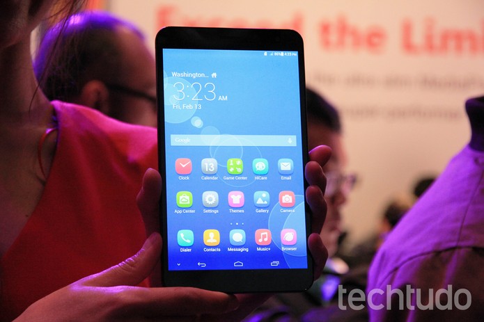 Grandalhão e meio desajeitado, o MediaPad X1 é grande aposta da Huawei (Foto: Isadora Díaz/TechTudo) Grandalhão e meio desajeitado, o MediaPad X1 é grande aposta da Huawei (Foto: Isadora Díaz/TechTudo)