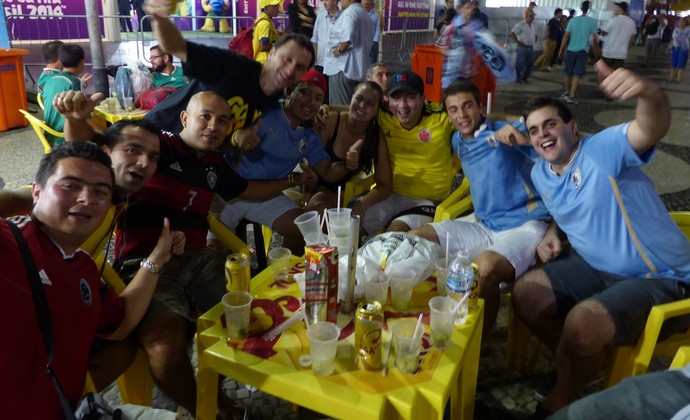 Uruguaios e colombianos em Copacabana (Foto: Raphael Bózeo)