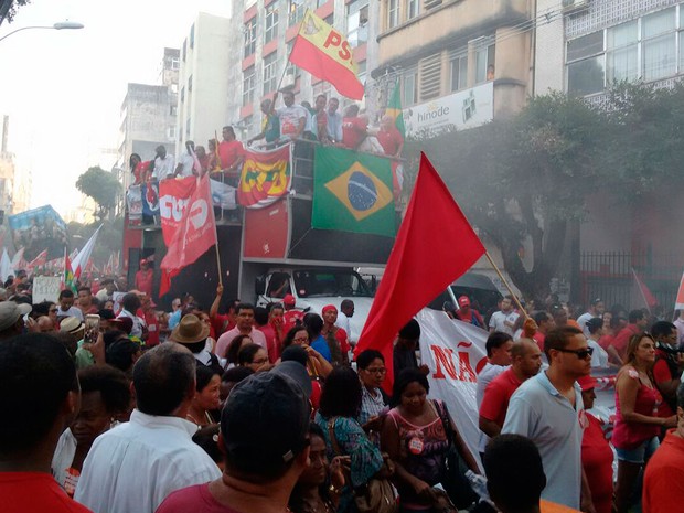 Manifestantes fazem caminhada em Salvador em defesa da democracia e a favor do governo Dilma (Foto: Maiana Belo/ G1)