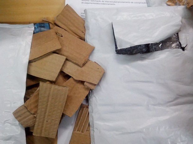 Segundo Shyrley, dentro do pacote havia pedaços de papelão em vez do smartphone (Foto: Arquivo pessoal)