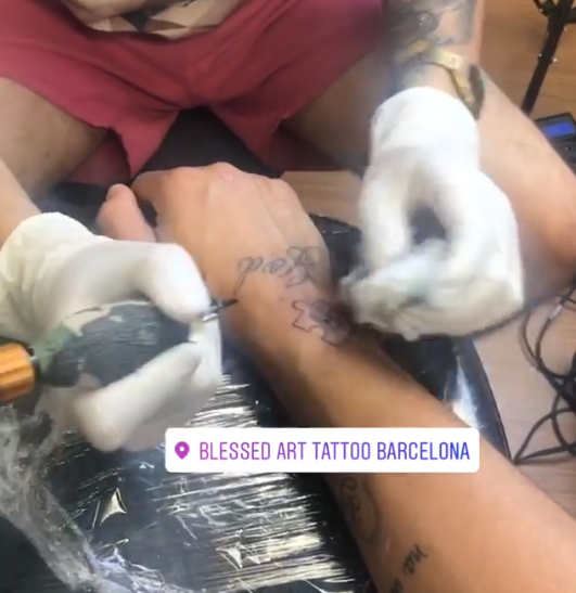 amigo de neymar faz tatuagem