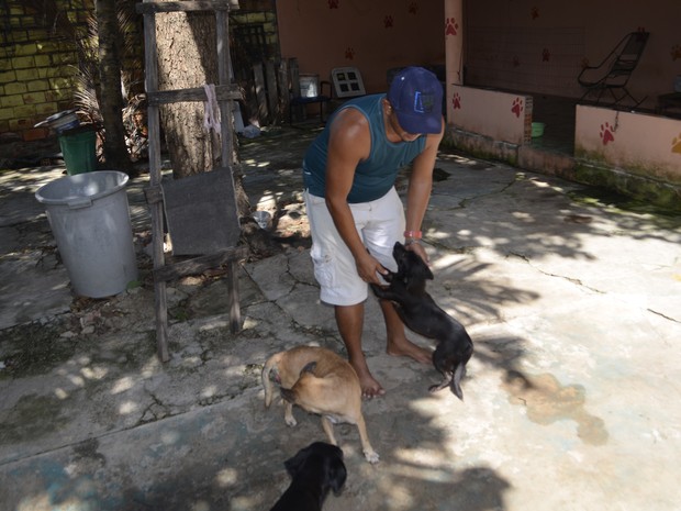 Adestrador Luiz Lobo com cães regatados de incêndio em Macapá (Foto: John Pacheco/G1) Adestrador Luiz Lobo com cães regatados de incêndio em Macapá (Foto: John Pacheco/G1)