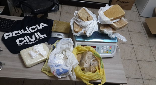entorpecente, 6 quilos de crack e 1,5 quilos de cocaína, estava em poder de um casal (Foto: Divulgação/Polícia Civil do RN)