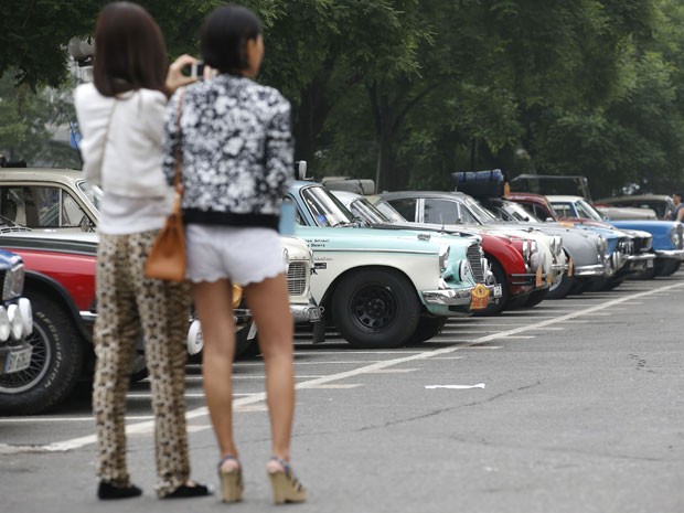 Carros já estão posicionados para a largada do Peking-to-Paris Motor Challenge (Foto: Kim Kyung-Hoon/Reuters)