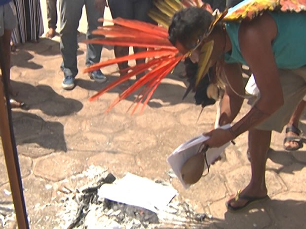 Indígenas queimaram sentença na sede da justiça federal (Foto: Reprodução/TV Tapajós)