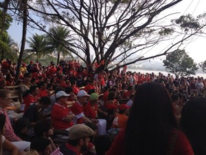 Torcedores se amontoaram no gramado para ver Suíça x Argentina (Foto: Daniel Rezende / Globo.com)