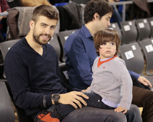 Piqué e seu filho Milan (Foto: Grosby Group/Agencia)