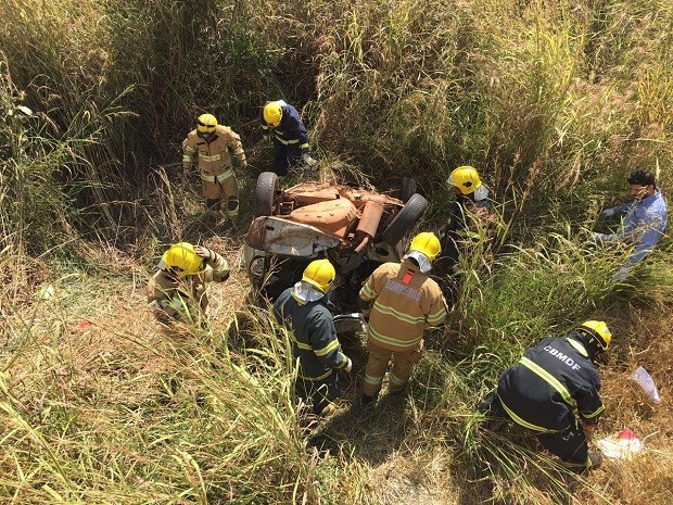 Corpo de Bombeiros resgata corpos de casal e crianças mortos em acidente na BR-080 no DF; carro capotou após ser atingido na traseira por caminhão (Foto: Corpo de Bombeiros DF/Divulgação)