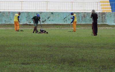 Preocupado com gramado, Oswaldo visita estádio na manhã do jogo