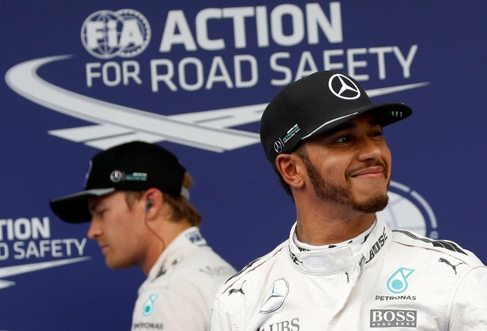 Lewis Hamilton e Nico Rosberg após o treino classificatório para o GP da Malásia (Foto: Reuters)