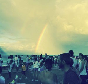 Amigos de Fabiana Palhares foram de branco à homenagem (Foto: Reprodução/Facebook/Juliana Trezise)