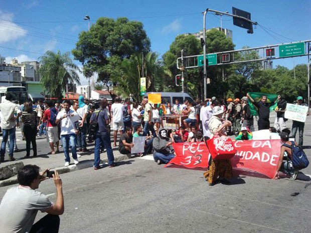 Protesto fecha Avenida Agamenon Magalhães, no Recife (Foto: Katherine Coutinho / G1)