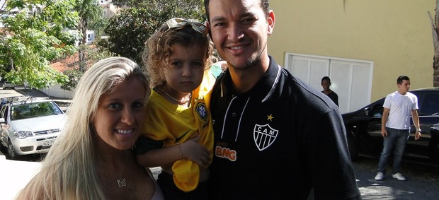 Rever atlético-MG ao lado da esposa e da filha (Foto: Tarcísio Badaró)