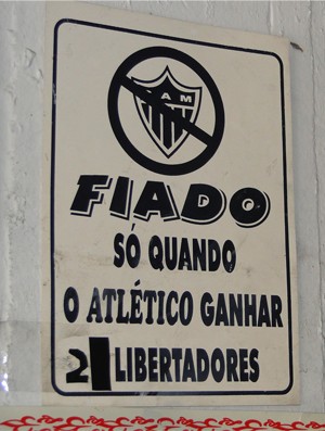 Comerciante muda placa zombando do Atlético-MG (Foto: Maurício Paulucci / Globoesporte.com)