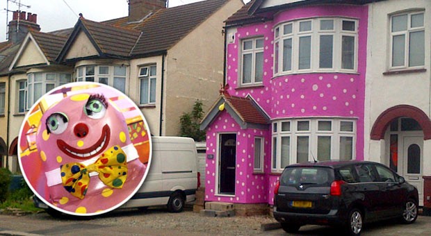 Casal volta de lua-de-mel e acha casa pintada de rosa com bolinhas brancas (Foto: BBC)