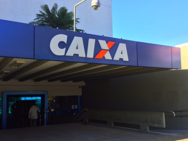 Agência central da Caixa teve movimentação tranquila nesta segunda-feira, em Goiás (Foto: Murillo Velasco/G1)