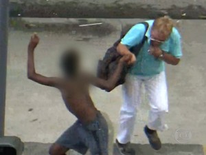 Menor de idade rouba cordão no Centro do Rio (Foto: Reprodução/ TV Globo)