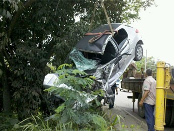 Carro foi parar no matagal às margens da PE-17 (Foto: Kety Marinho/Globo Nordeste)