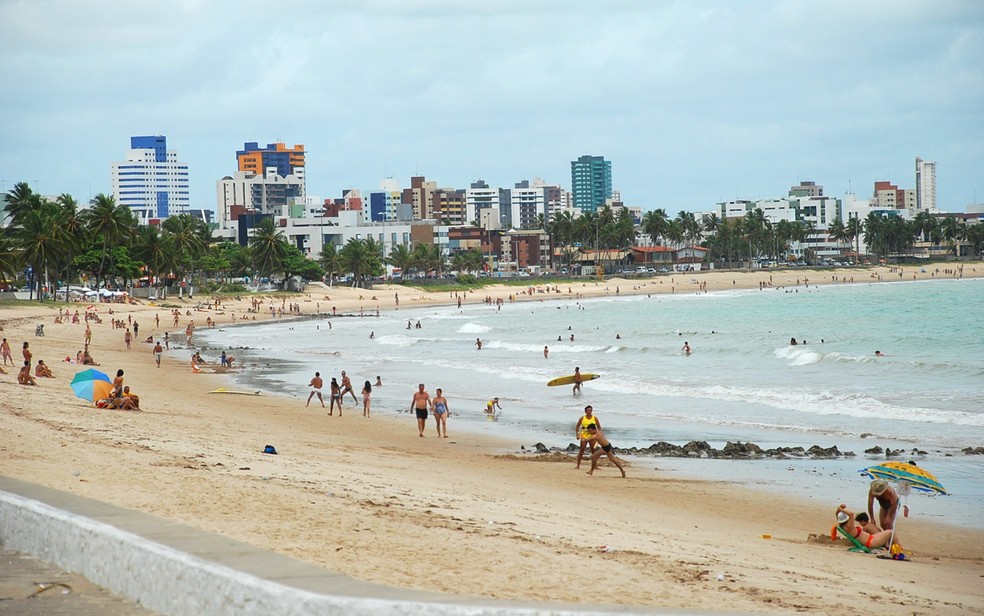 Praia de Manaíra, em João Pessoa, está imprópria para banho em toda a sua extensão (Foto: Rizemberg Felipe/Jornal da Paraíba)