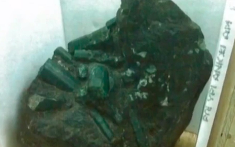 Esmeralda Bahia tem 20 kg a mais e foi encontrada na mesma mina, em 2001. Pedra está nos Estados Unidos (Foto: Reprodução/ TV São Francisco)