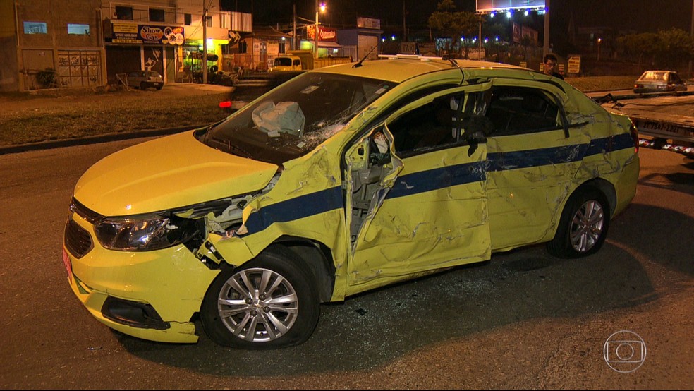Táxi ficou destruído por causa de acidente. (Foto: Reprodução/ TV Globo)