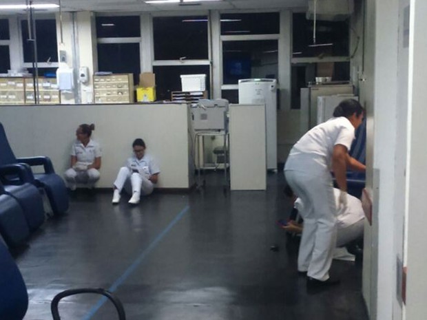 Funcionários do Hospital Marcílio Dias tentam se proteger dos tiros (Foto: Enviado por WhatsApp)