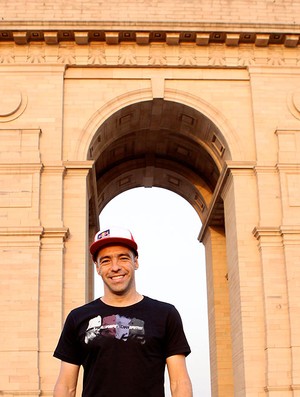 Mineirinho visita um dos principais pontos turísticos de Nova Déli: o Indian Gate (Foto: André Francio )