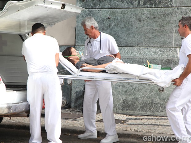 Maria Marta é levada às pressas para o hospital  (Foto: Império/TV Globo)