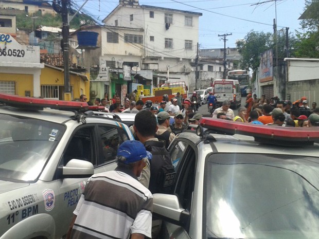Cinco equipes da Polícia Militar chegaram ao local para negociar. (Foto: Danielle Fonseca/TV Globo)