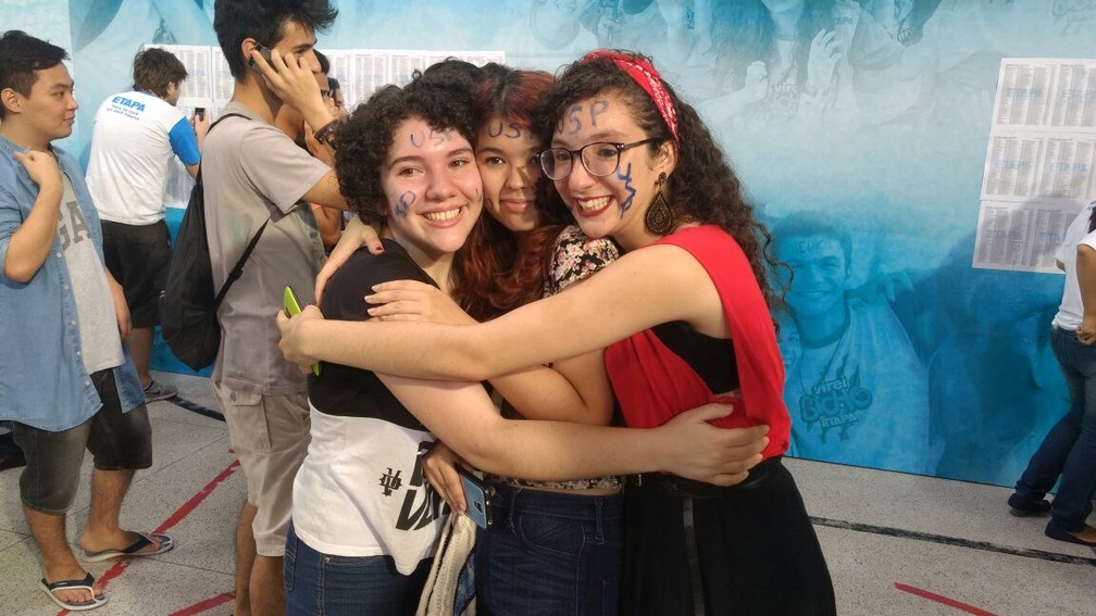 Estela Ferrufino (biologia), Laís Oyama (veterinária) e Fernanda Souto (geologia): aprovadas na USP (Foto: Luiza Tenente/ G1)