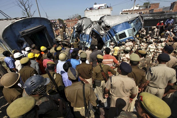 Equipes de resgate são vistas em local de acidente de trem na Índia nesta sexta-feira (20); dezenas de pessoas morreram (Foto: Reuters)