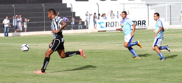 Tiago Chulapa, do Treze, em jogo contra o Atlético-PB (Foto: Magnus Menezes / Jornal da Paraíba)