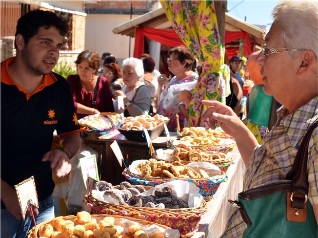Festa em São Tiago distribui biscoitos e café de graça para visitantes (Foto: Douglas Caputo / Divulgação) Festa em São Tiago distribui biscoitos e café de graça para visitantes (Foto: Douglas Caputo / Divulgação)