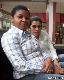 As vendedoras Marta e Luz relatam movimento menor após processo que derrubou Fernando Lugo (Foto: BBC/Joao Fellet)