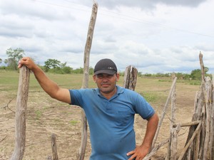 Campo atrás de Gildenor era tomado por ovelhas, hoje restam poucas cabeças (Foto: Pedro Santiago/G1)