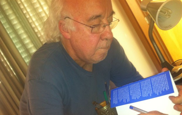 Tost&atilde;o assina o novo livro (Foto: Rodrigo Fuscaldi / Globoesporte.com)