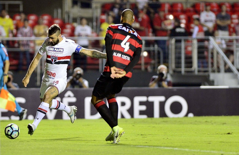 Pratto arrisca chute a gol contra o Vitória, no Morumbi (Foto: Marcos Ribolli)