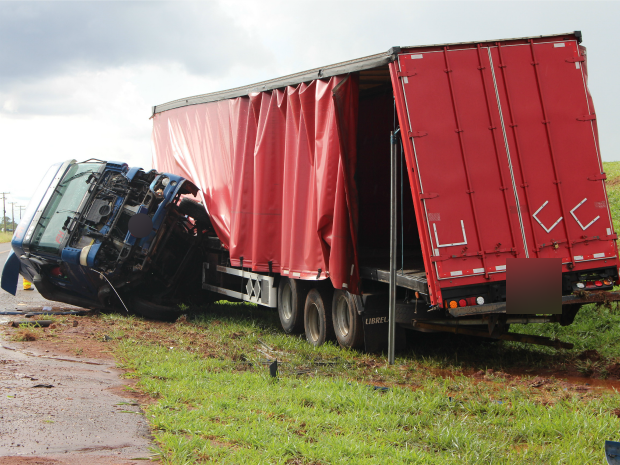 Motorista da carreta não ficou ferido (Foto: Maria Caroline Palieraqui/G1 MS)