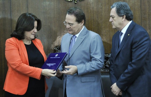 A ministra Miriam Belchior entrega ao presidente do Congresso, senador Renan Calheiros (PMDB-AL), o projeto de lei orçamentária (Foto: Geraldo Magela / Agência Senado)