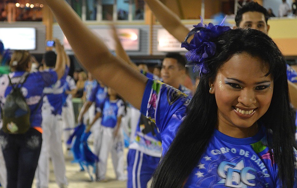 Dançarina do boi Caprichoso exala simpatia no Carnaboi, em Manaus (Foto: Marcos Dantas/G1)