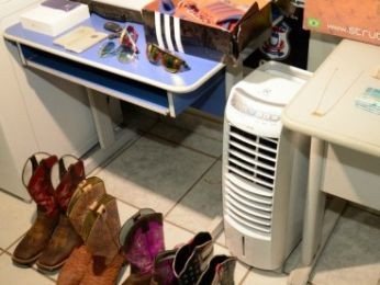 Polícia apreendeu roupas, sapatos e até climatizador de ar na casa da jovem (Foto: Varlei Cordova/ Agora MT)