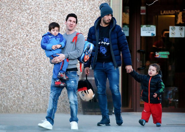 Messi e Suarez com os filhos Thiago e Benjamin, respectivamente (Foto: Grosby Group)