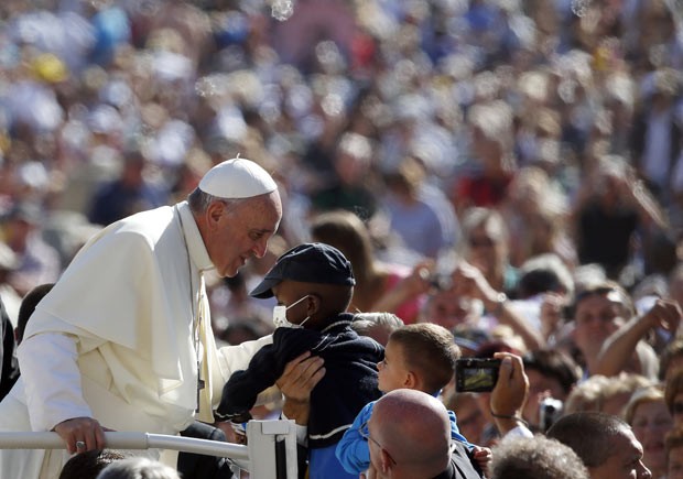 O Papa Francisco saúda os peregrinos nesta quarta-feira (18) na Praça de São Pedro, no Vaticano (Foto: AFP)
