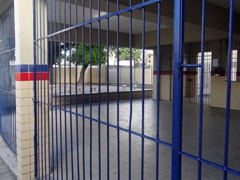 Um funcionário terceirizado da Escola Governador Barbosa Lima aconselhou os alunos que apareceram a voltar para casa. (Foto: Penélope Araújo/G1)