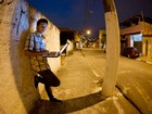 Jovem usa salário mínimo para comprar livros pela web